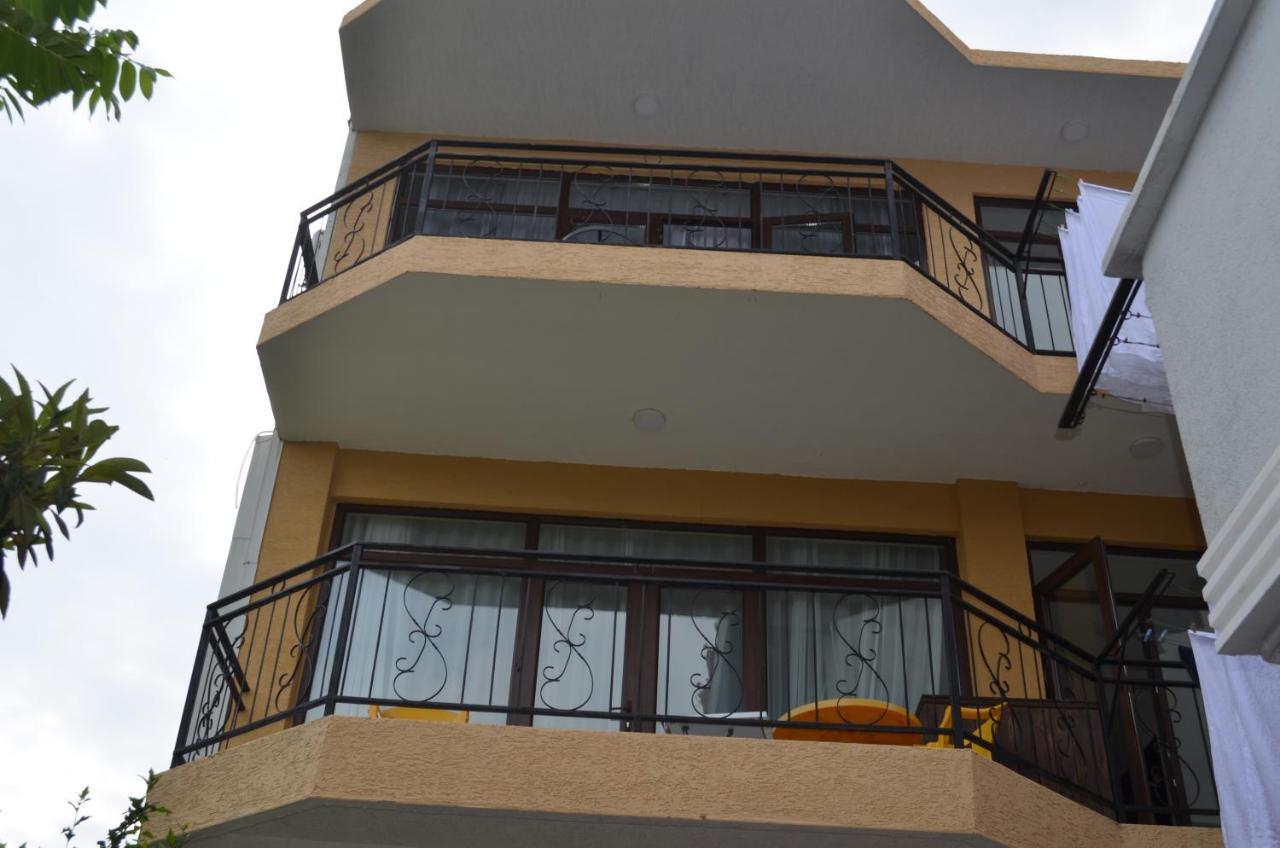 Guest House Madonna Kobuleti Exterior photo